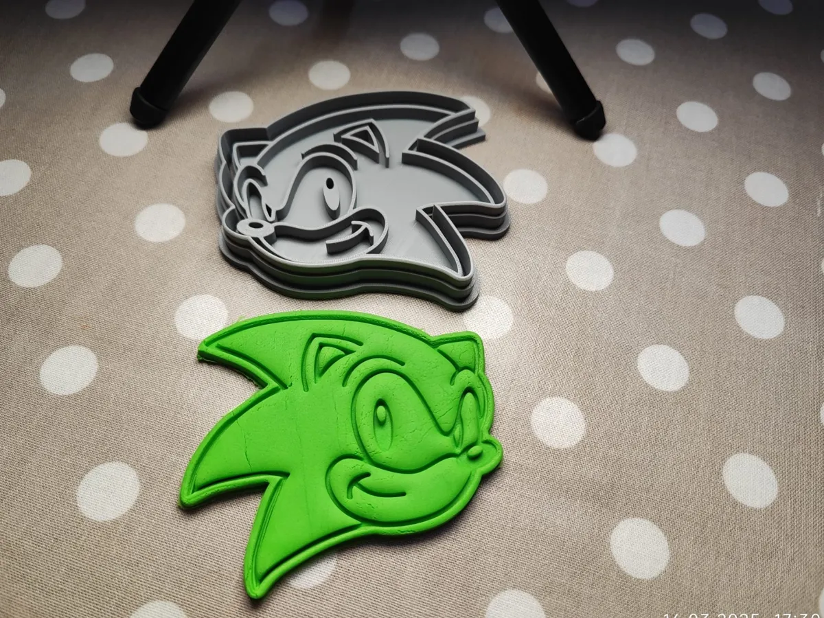 Cookie cutter Sonic head