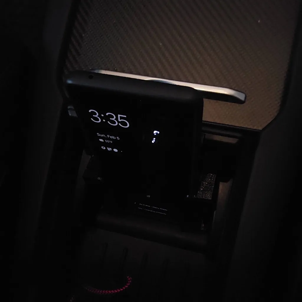 Tesla Model S/X Pixel 7 Pro Qi Wireless Dock, photo 3 of 3 - Tesla Model S/X Pixel 7 Pro Qi Wireless Dock Tools