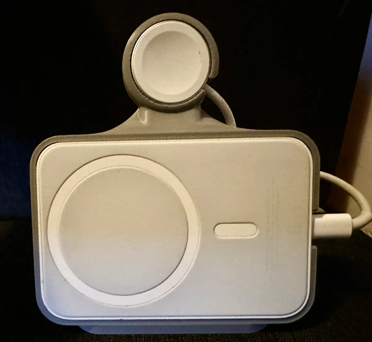 minimalist all-in-one apple dock (magsafe battery), photo 2 of 3 - minimalist all-in-one apple dock (magsafe battery) Tools