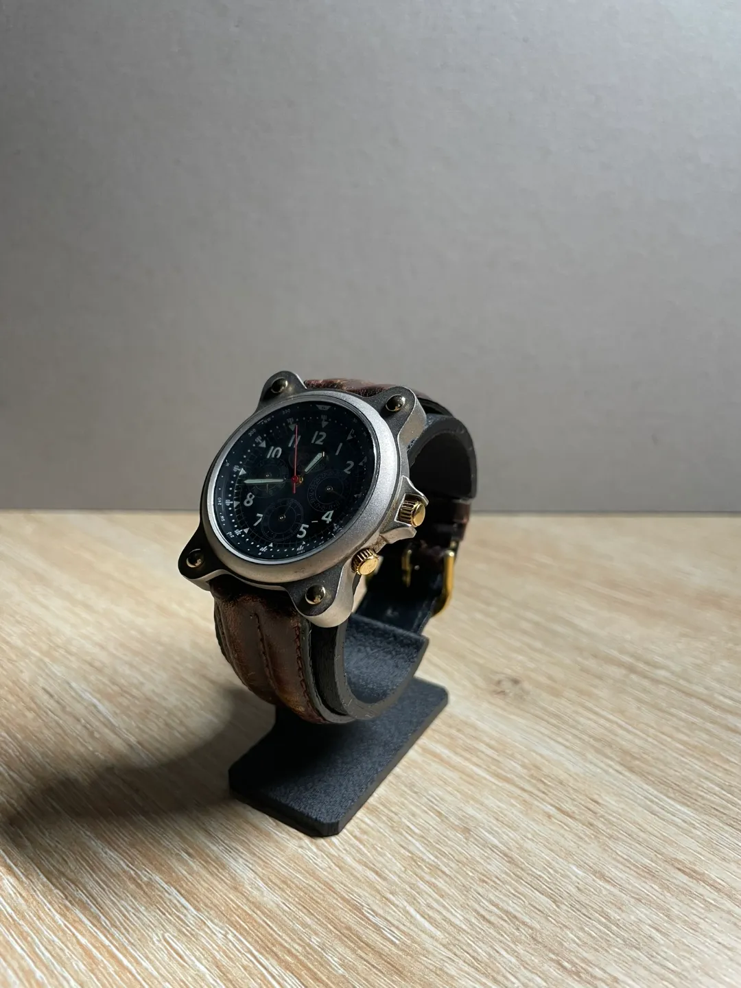 Présentoir à montre, photo 2 of 4 - Présentoir à montre Tools