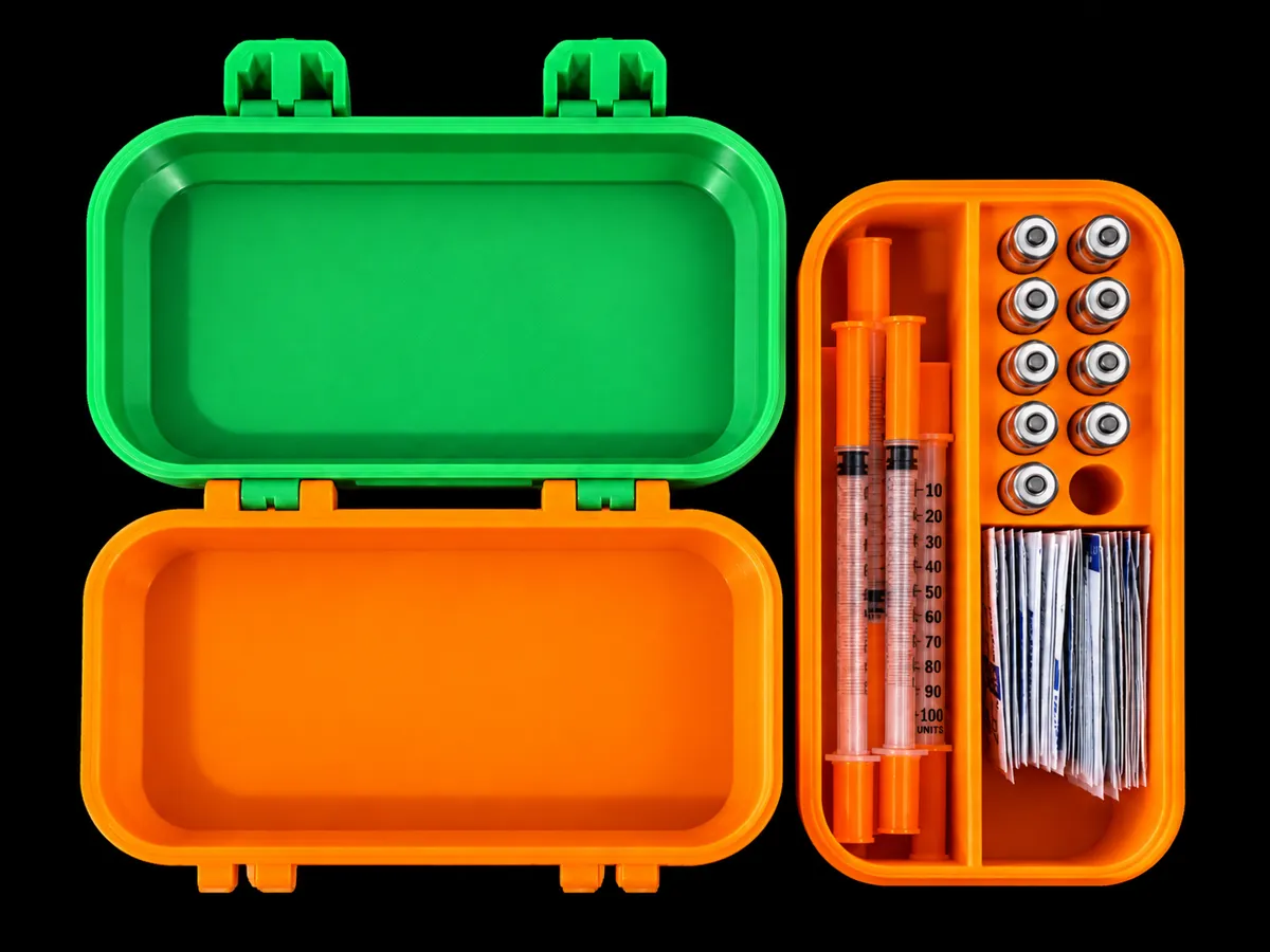 Insulin Pen Refill case holder with removable tray
