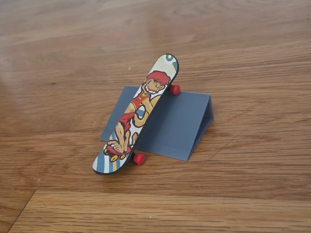 Small basic ramp for fingerboard