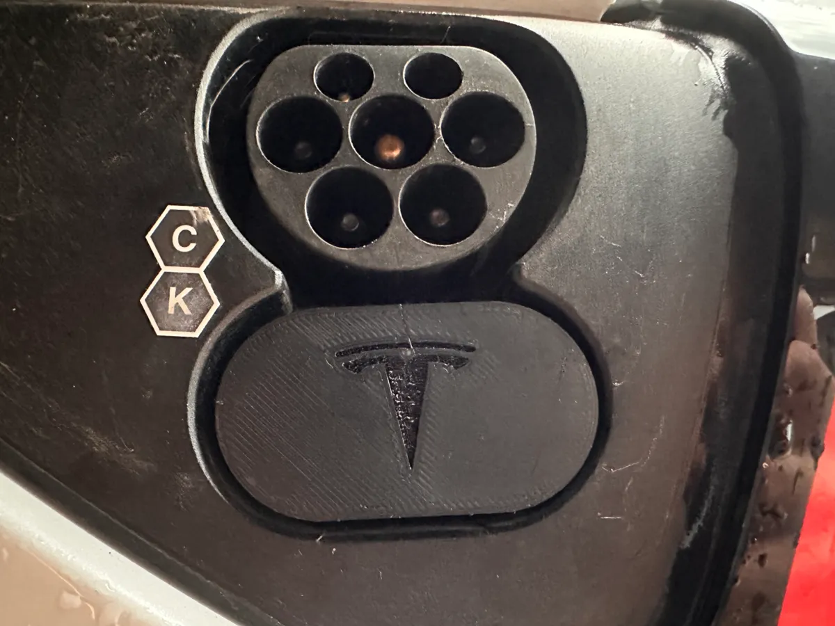 CCS DC plug Tesla Logo