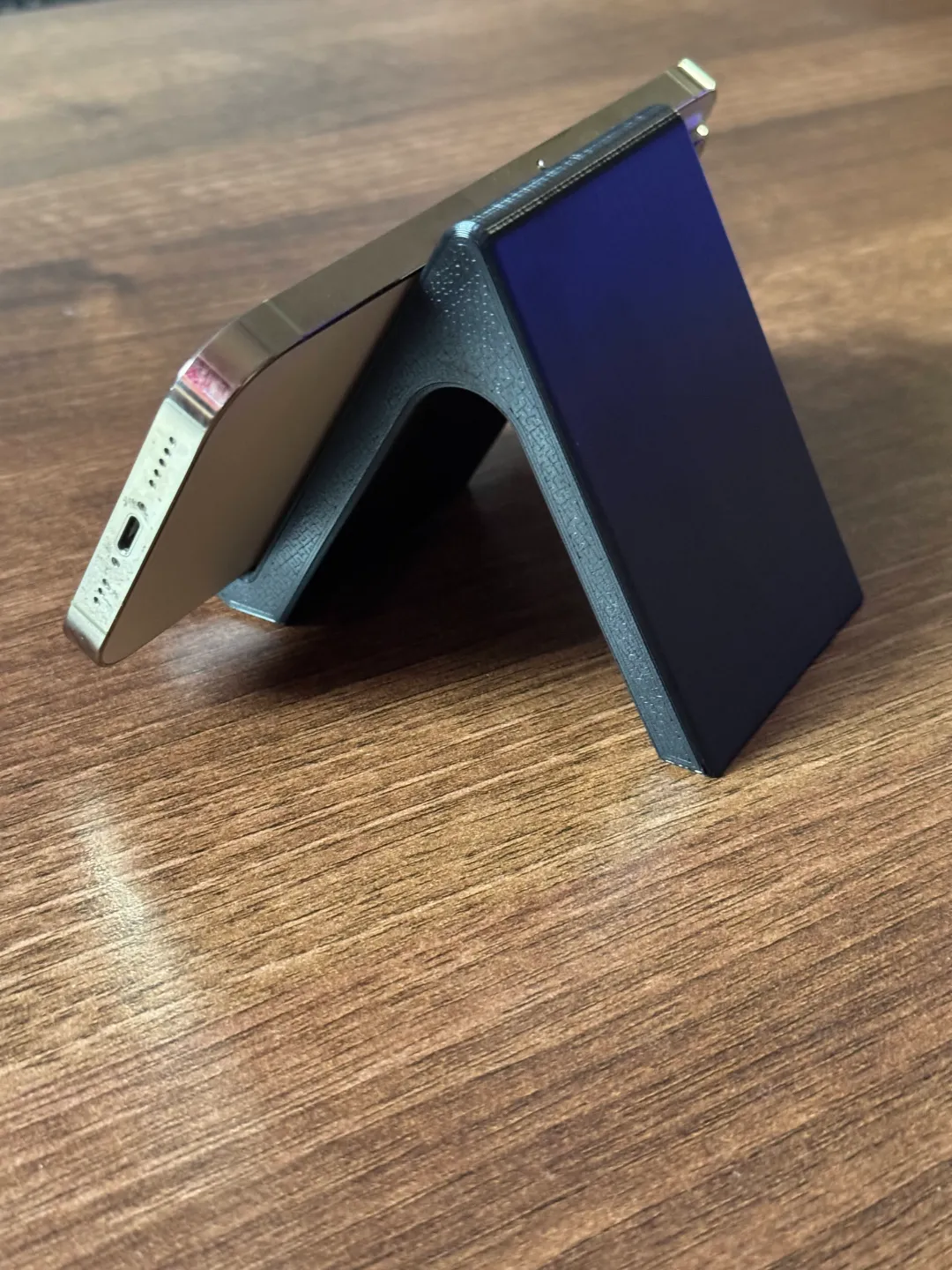 Minimalistic iPhone 15 Pro Stand, photo 4 of 4 - Minimalistic iPhone 15 Pro Stand Tools