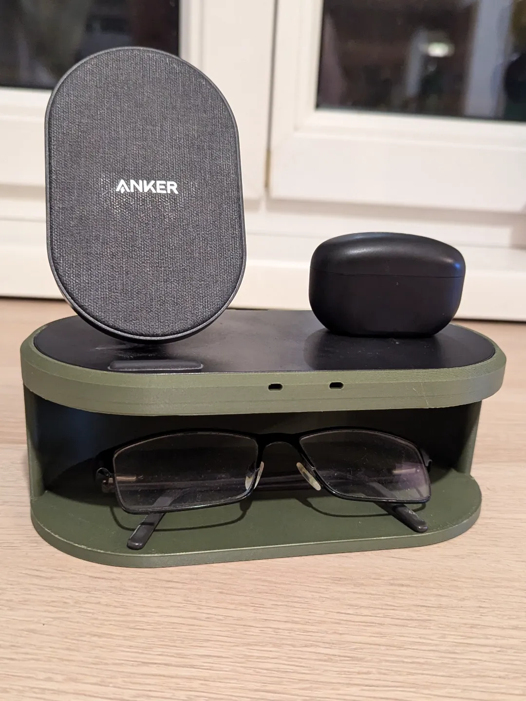 Anker PowerWave Sense 2-in-1 Station Pedestal, photo 3 of 4 - Anker PowerWave Sense 2-in-1 Station Pedestal Hobby & DIY