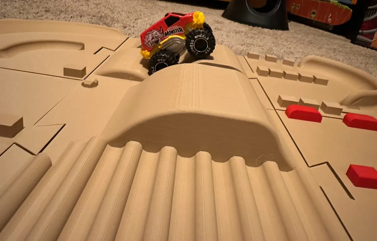 Monster truck Race track, photo 4 of 4 - Monster truck Race track Figurines & Collectibles