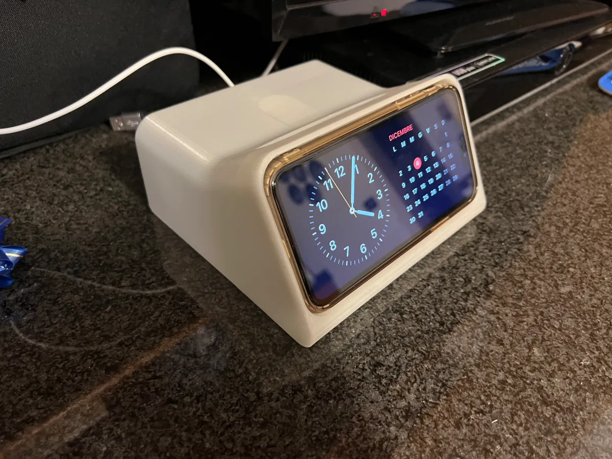 iPhone 11 Standby Mode Dock, Case Friendly, photo 2 of 4 - iPhone 11 Standby Mode Dock, Case Friendly Household