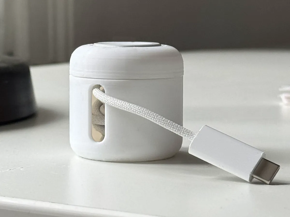 Apple Watch wind up travel charger holder