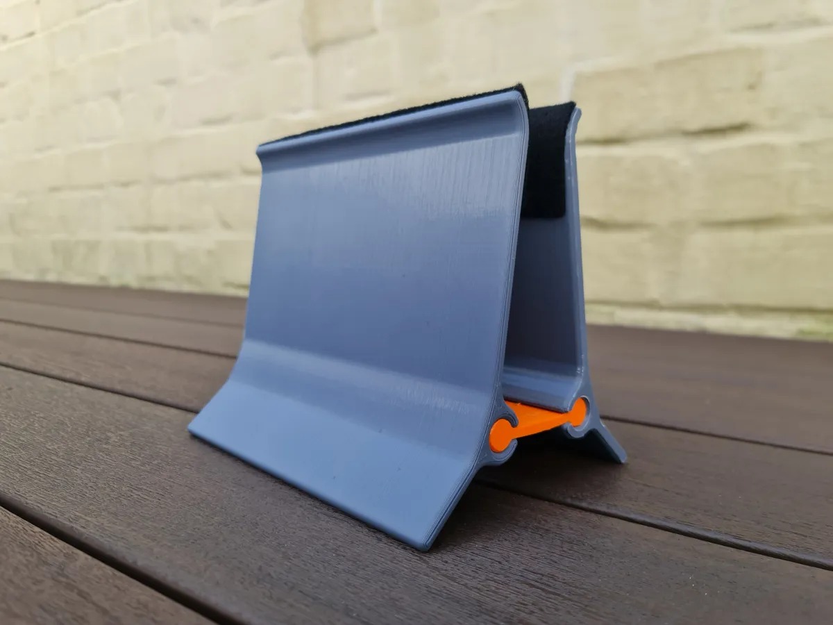 Laptop vertical gravity dock
