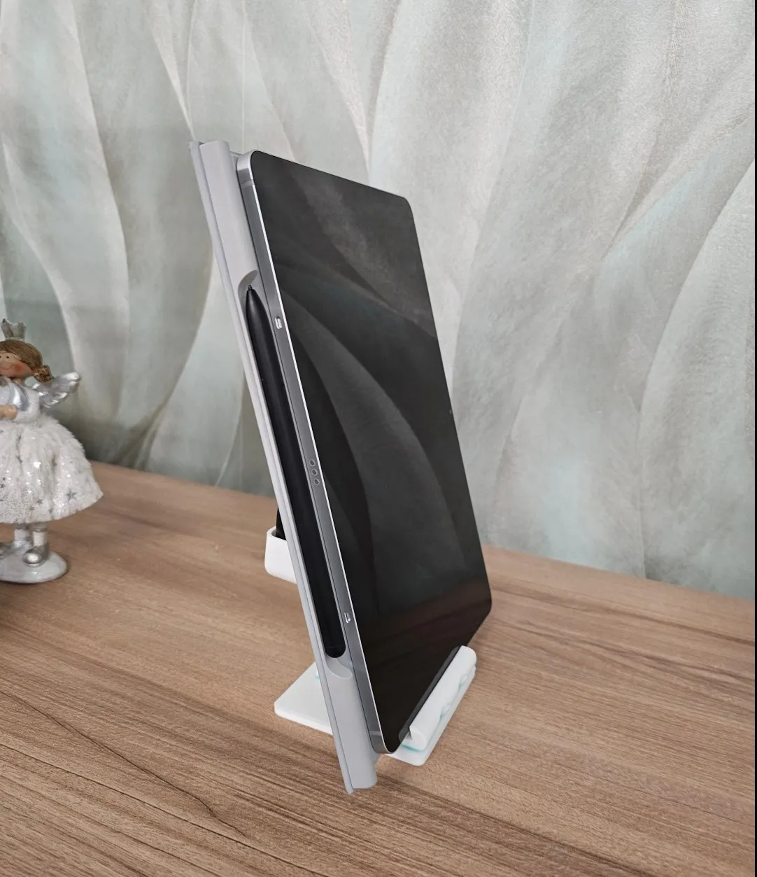 SmartPhone / Tablet Desk stand with opt. Earbuds, photo 4 of 4 - SmartPhone / Tablet Desk stand with opt. Earbuds Household