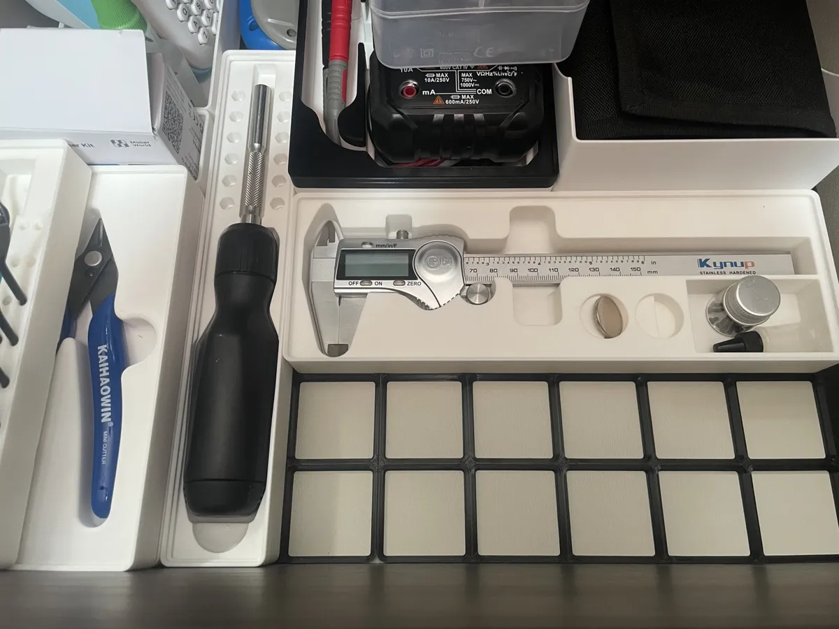Gridfinity 2x6 Kynup Caliper holder + 2032 storage, photo 3 of 4 - Gridfinity 2x6 Kynup Caliper holder + 2032 storage Storage & Organisation