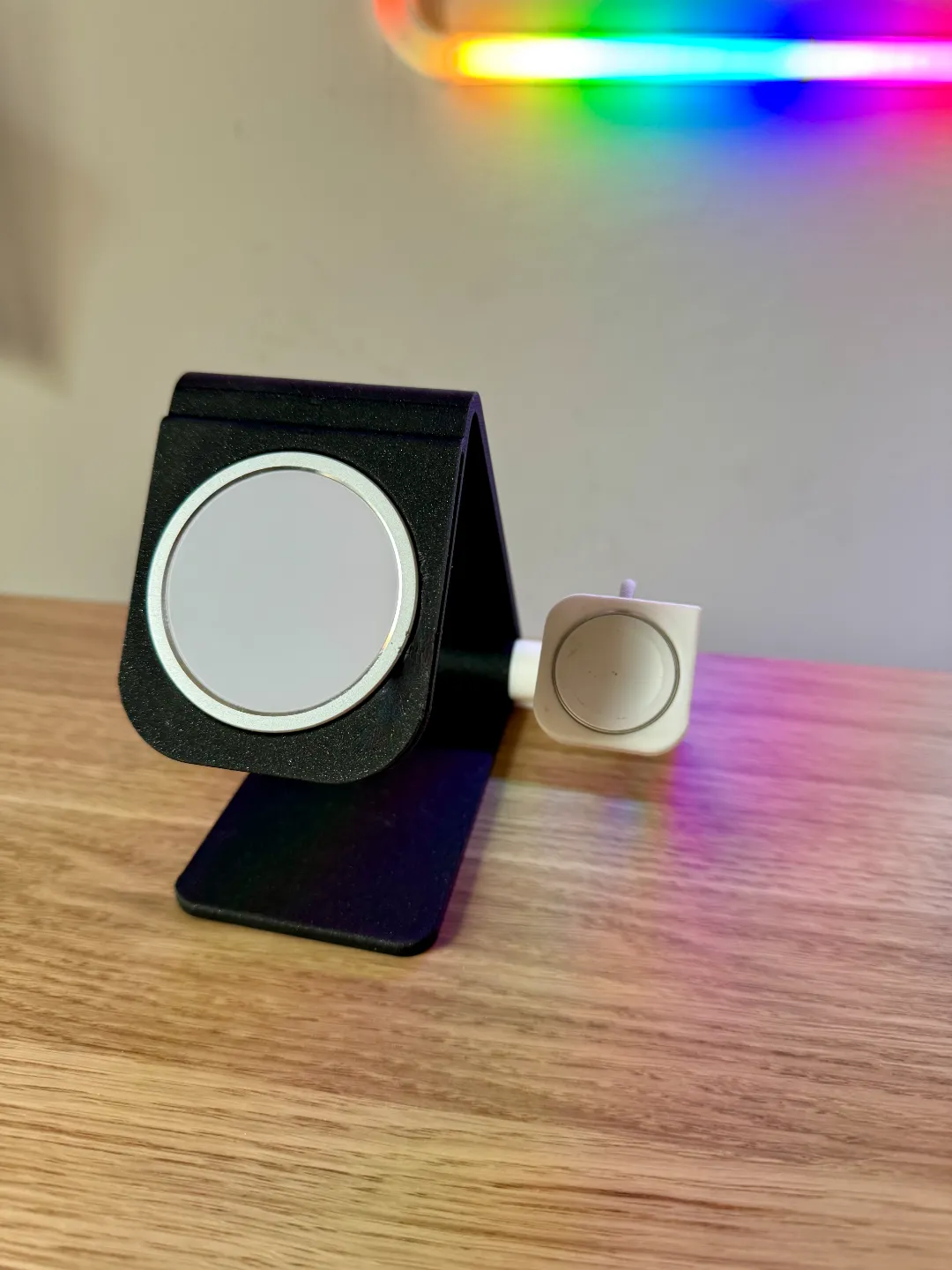 Extensible MagSafe Charger Stand, photo 2 of 4 - Extensible MagSafe Charger Stand Mobile & Device Accessories