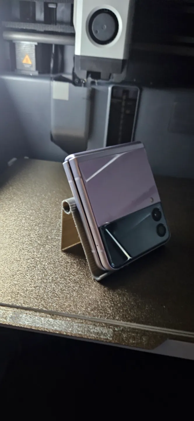 Simple small phone stand, photo 3 of 4 - Simple small phone stand Household