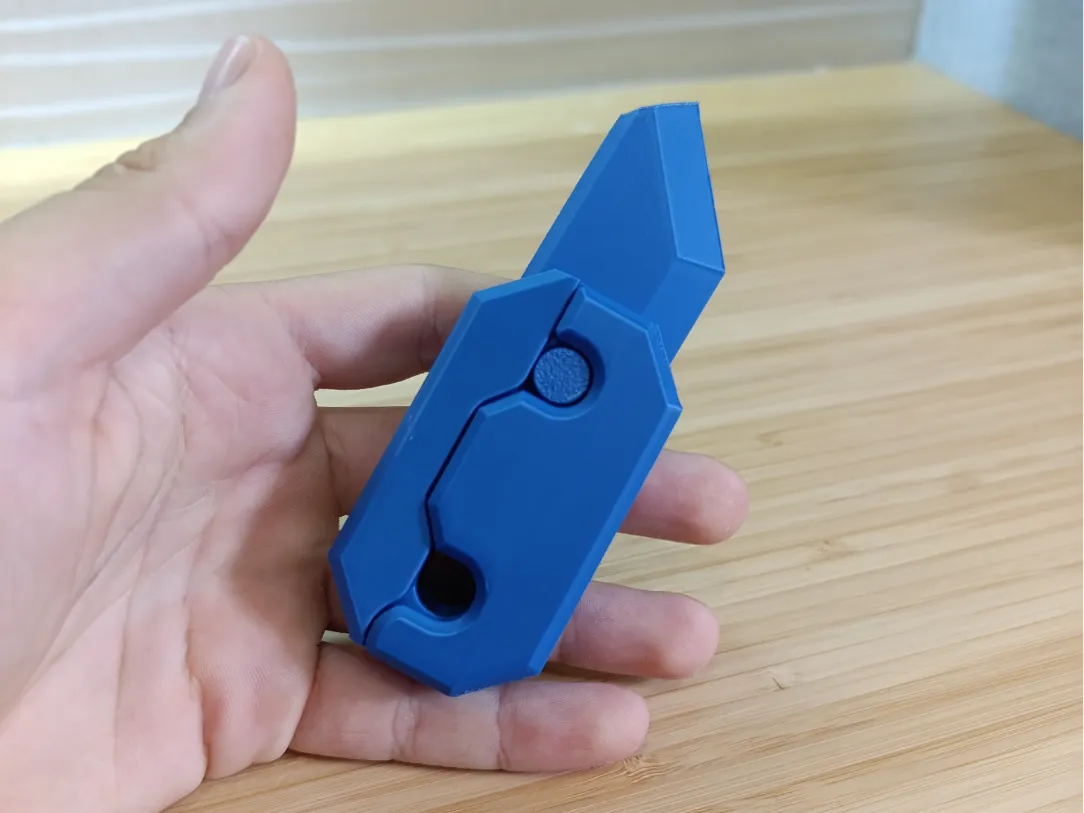 Gravity knife, no screws needed