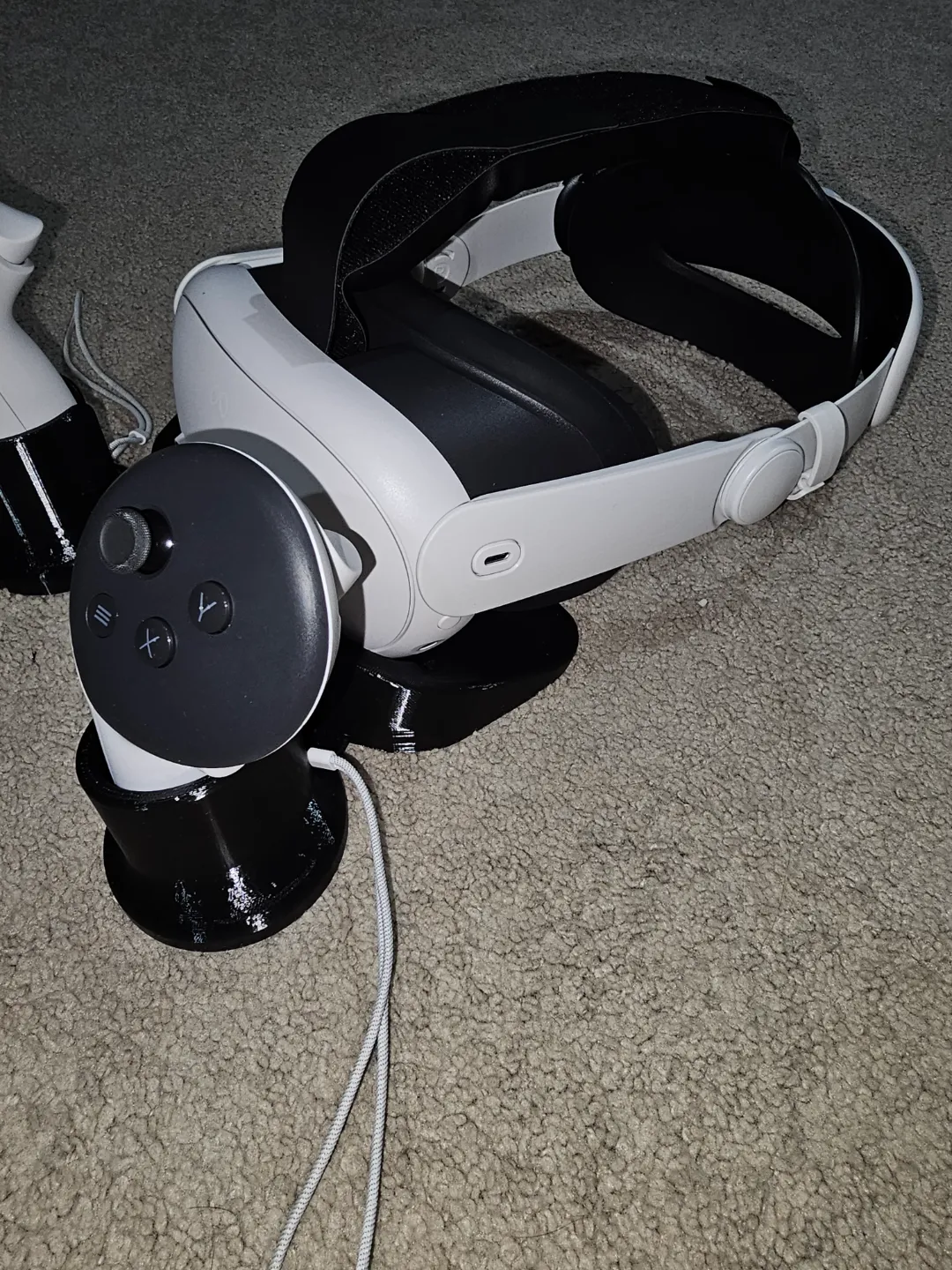 Quest Stand with controller holder - no dust