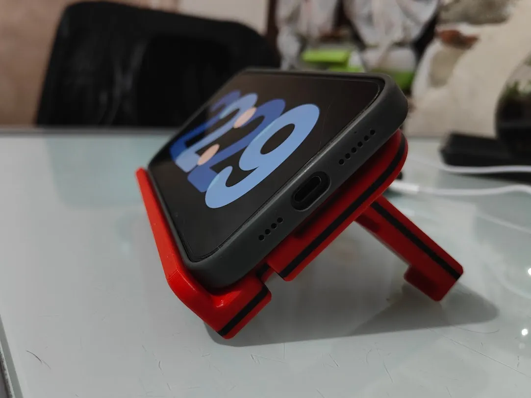 Travel Wireless Charging Stand for iPhone, photo 2 of 4 - Travel Wireless Charging Stand for iPhone Household