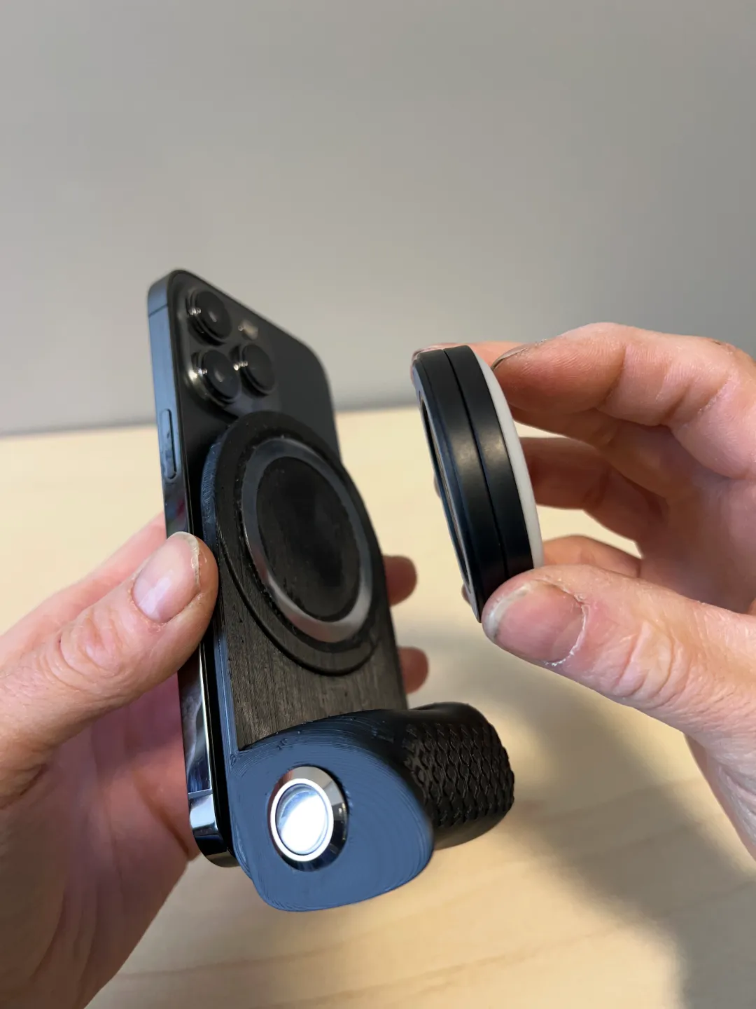 MagSafe Bluetooth Camera Grip Handle, photo 3 of 3 - MagSafe Bluetooth Camera Grip Handle Hobby & DIY