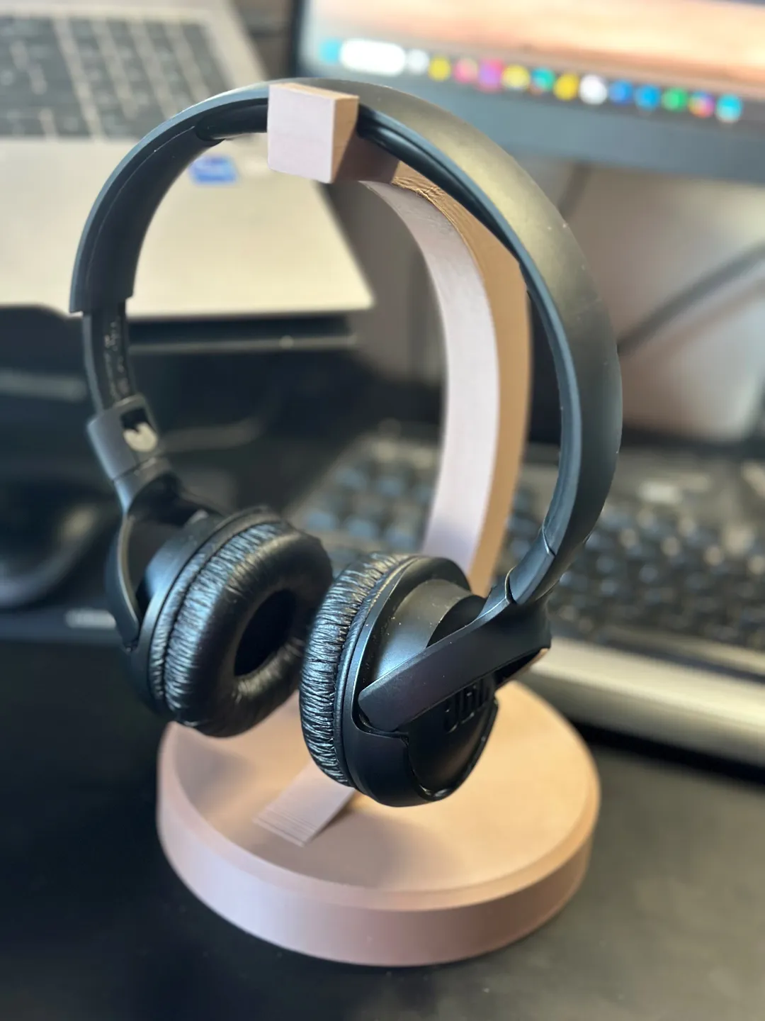 Elegant Headphone Stand, photo 2 of 4 - Elegant Headphone Stand Mobile & Device Accessories