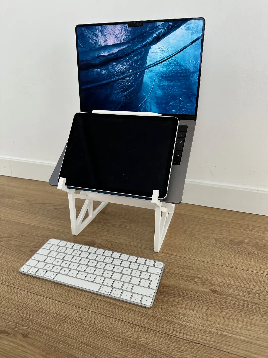 Macbook and iPad Raised Stand - portable, photo 4 of 4 - Macbook and iPad Raised Stand - portable Mobile & Device Accessories