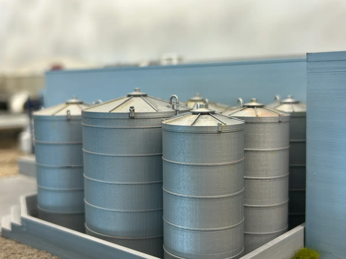 HO Scale Corrugated Vertical Fuel Silos, photo 3 of 4 - HO Scale Corrugated Vertical Fuel Silos Models, RC & Drones