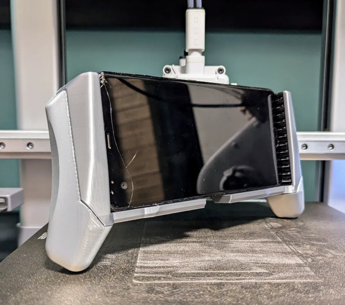 Universal Game Grip for Phone and Tablet, photo 3 of 4 - Universal Game Grip for Phone and Tablet Gaming Accessories