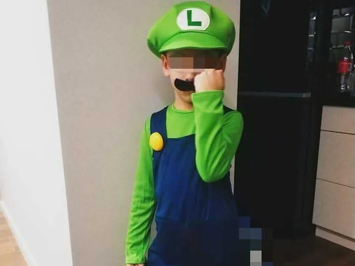 Luigi Mustache, Costume-Ready