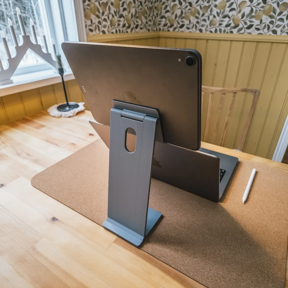 iPad Stand (als zweit Monitor für 14" Macbook), photo 4 of 4 - iPad Stand (als zweit Monitor für 14" Macbook) Mobile & Device Accessories