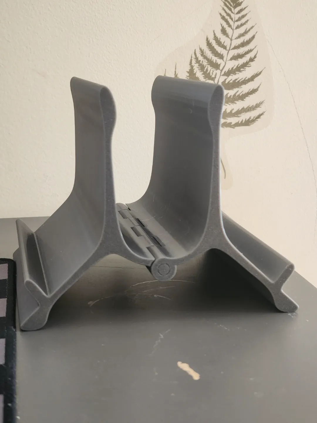 Vertical Laptop Stand with Self-Clamping Mechanism, photo 2 of 4 - Vertical Laptop Stand with Self-Clamping Mechanism Household