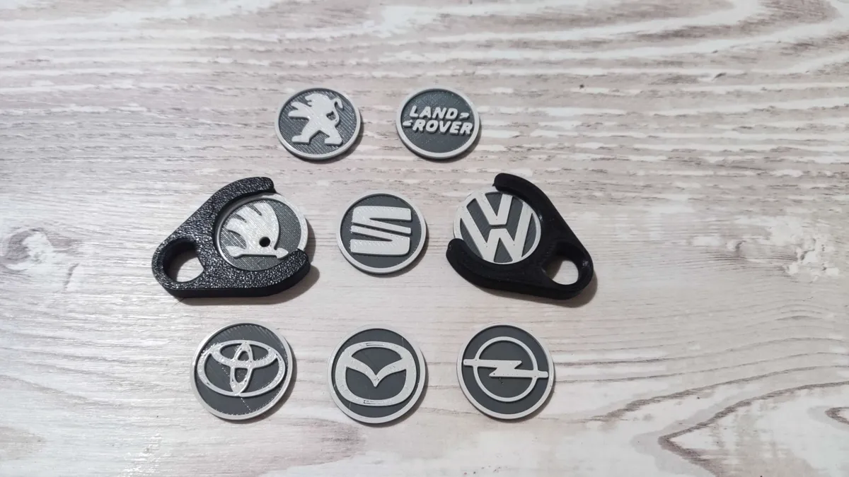 Keychain for 1€ + Coins with car logos - Gadgets, in stock in India