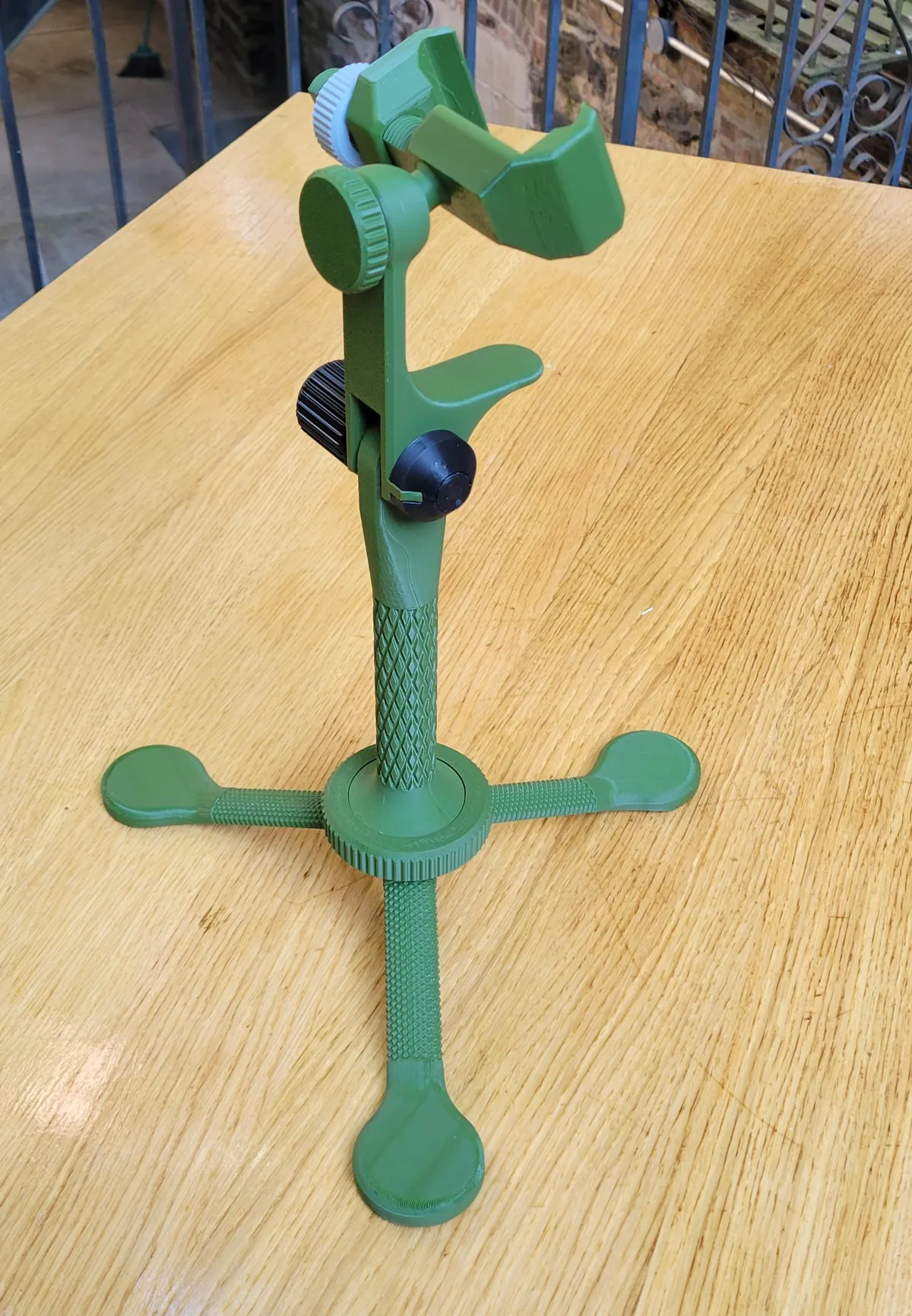 Adjustable Tripod Stand for Phone Photography, photo 3 of 4 - Adjustable Tripod Stand for Phone Photography Tools