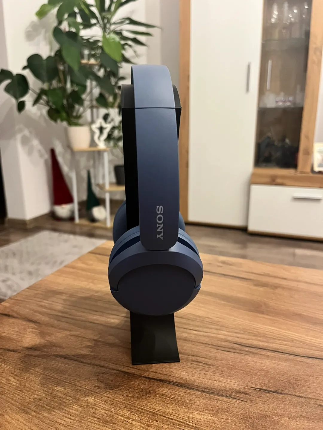 Modern Headphone Stand, photo 2 of 2 - Modern Headphone Stand Mobile & Device Accessories