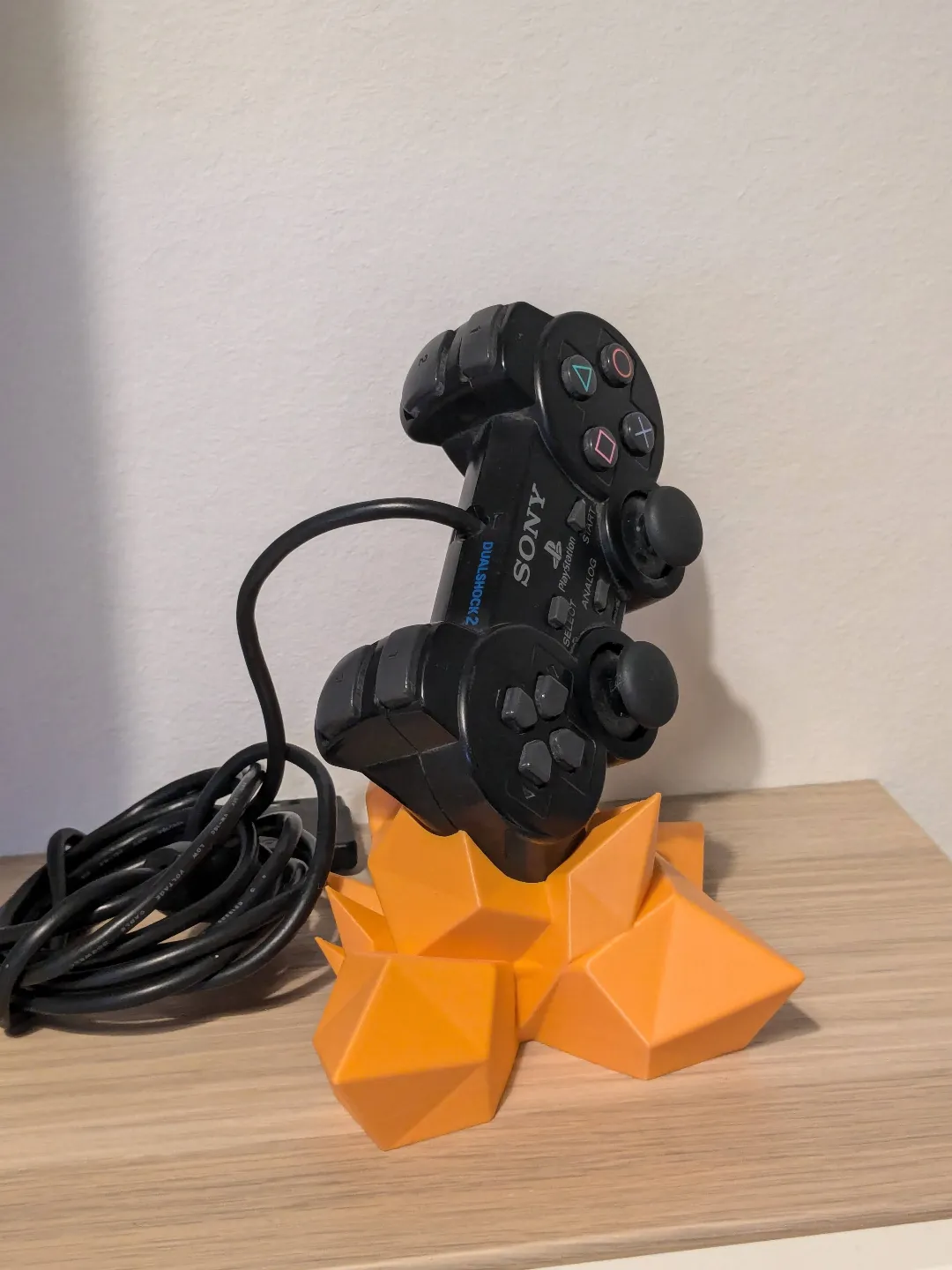 Playstation 2 Controller Stand/Dualshock 2 Crystal, photo 4 of 4 - Playstation 2 Controller Stand/Dualshock 2 Crystal Gaming Accessories