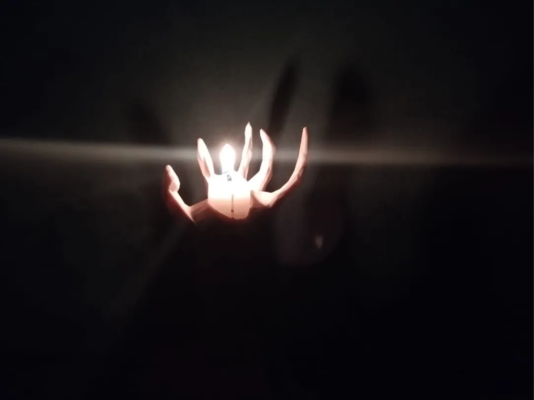 Mano spettrale porta candele