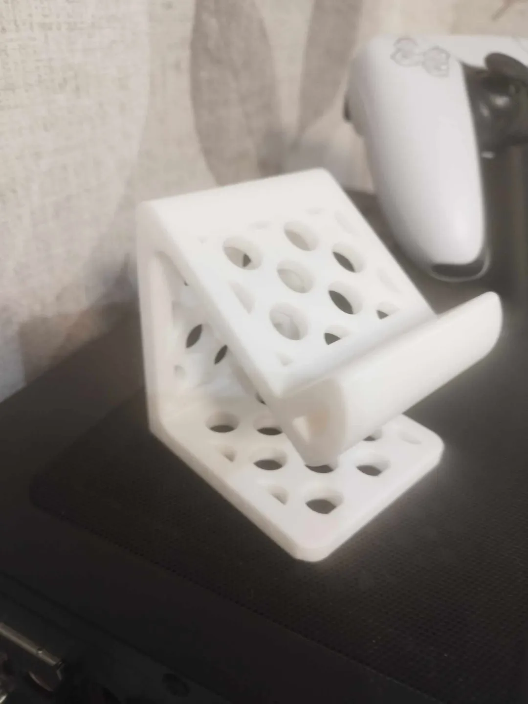 Holey xbox controller stand, photo 2 of 4 - Holey xbox controller stand Hobby & DIY