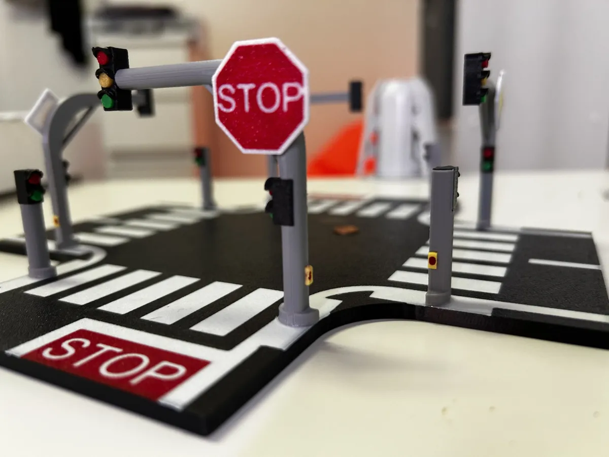 Ultimate Toy Car Roads - Traffic Lights, photo 2 of 4 - Ultimate Toy Car Roads - Traffic Lights Toys & Games
