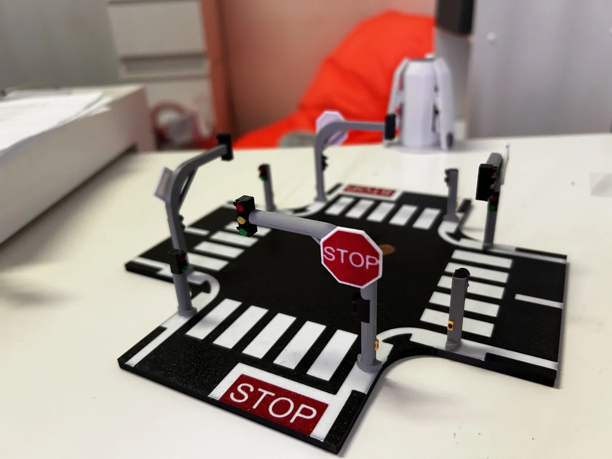Ultimate Toy Car Roads - Traffic Lights, photo 3 of 4 - Ultimate Toy Car Roads - Traffic Lights Toys & Games