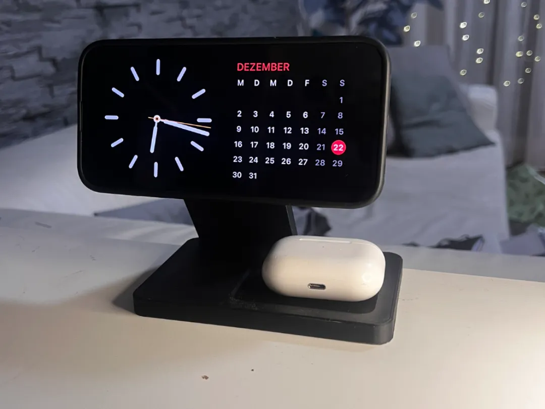 MagSafe iPhone Standby Clock Stand