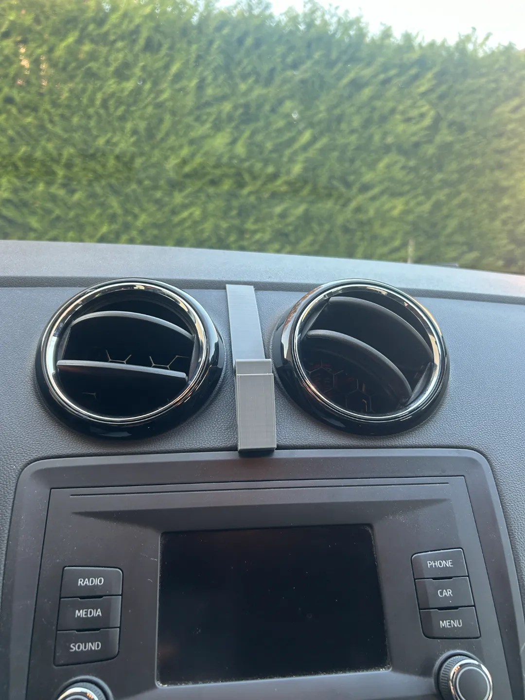 Seat Ibiza MagSafe iPhone Car Mount, photo 2 of 4 - Seat Ibiza MagSafe iPhone Car Mount Tools