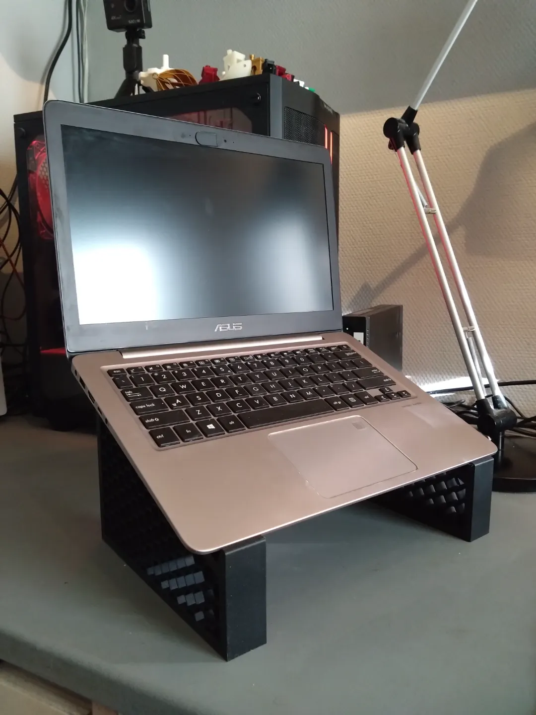 Laptop stand - Heavy duty, photo 2 of 4 - Laptop stand - Heavy duty Household