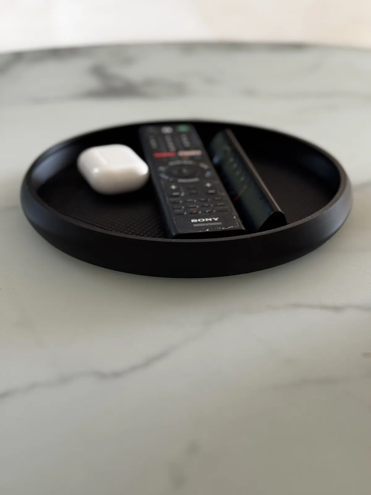 ELEGANT ROUND TRAY WITH A MINIMAL DESIGN, photo 3 of 4 - ELEGANT ROUND TRAY WITH A MINIMAL DESIGN Storage & Organisation