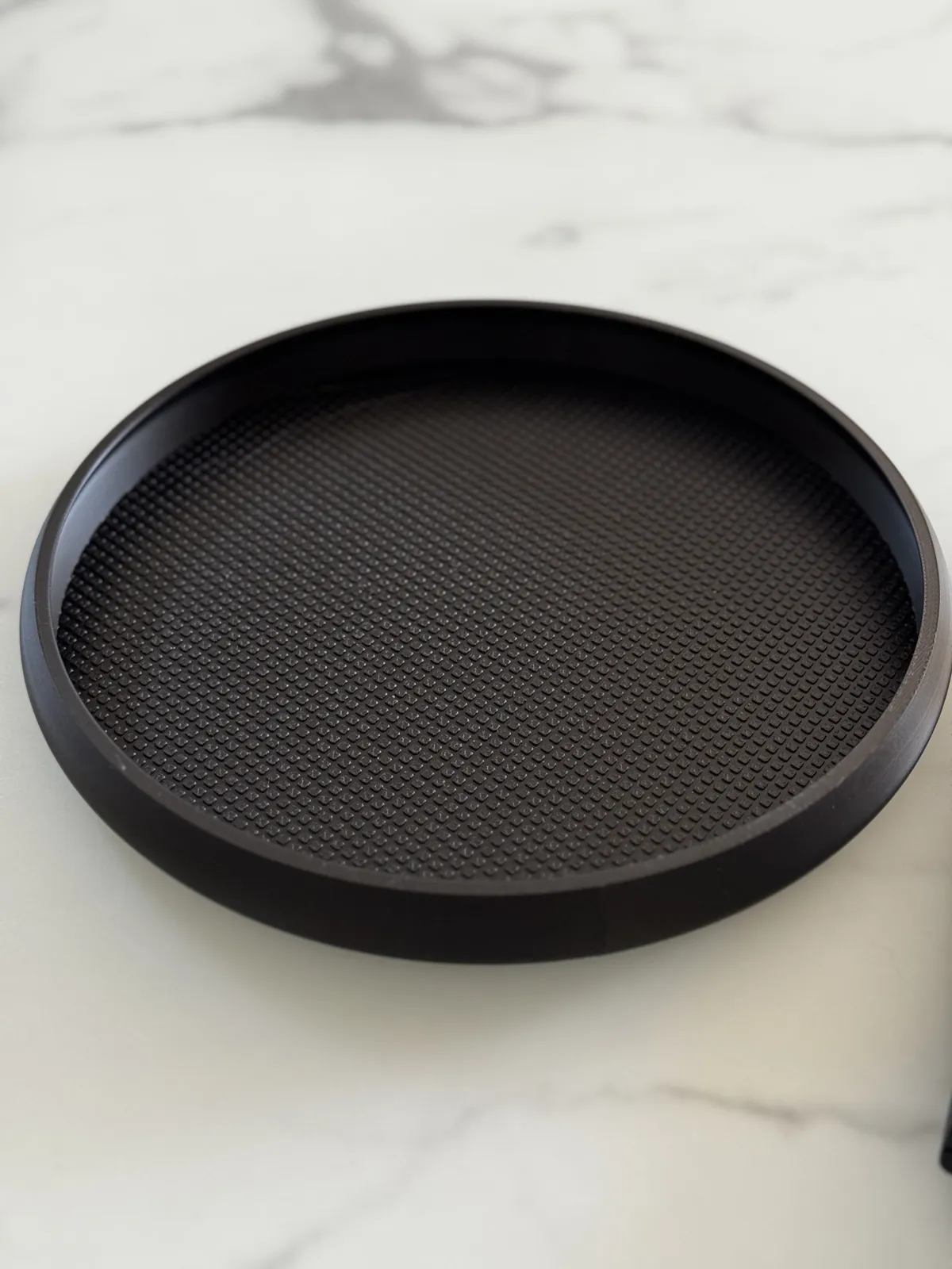 ELEGANT ROUND TRAY WITH A MINIMAL DESIGN, photo 4 of 4 - ELEGANT ROUND TRAY WITH A MINIMAL DESIGN Storage & Organisation