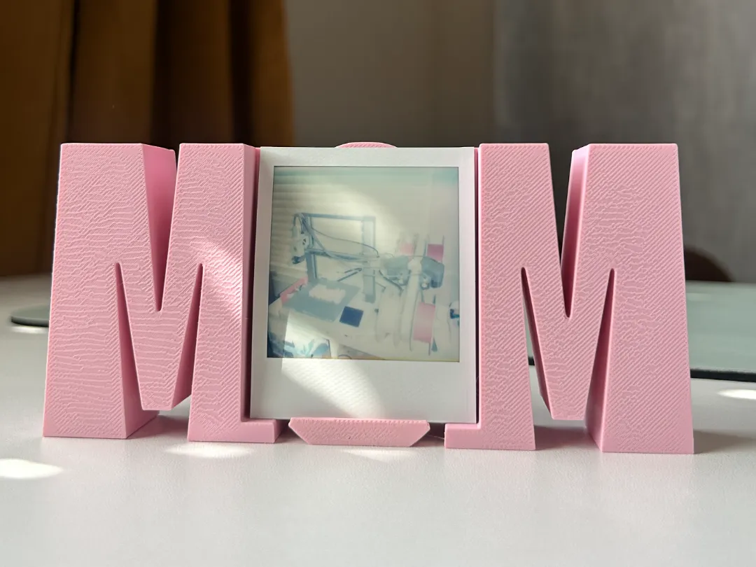 MOM Polaroid Stand