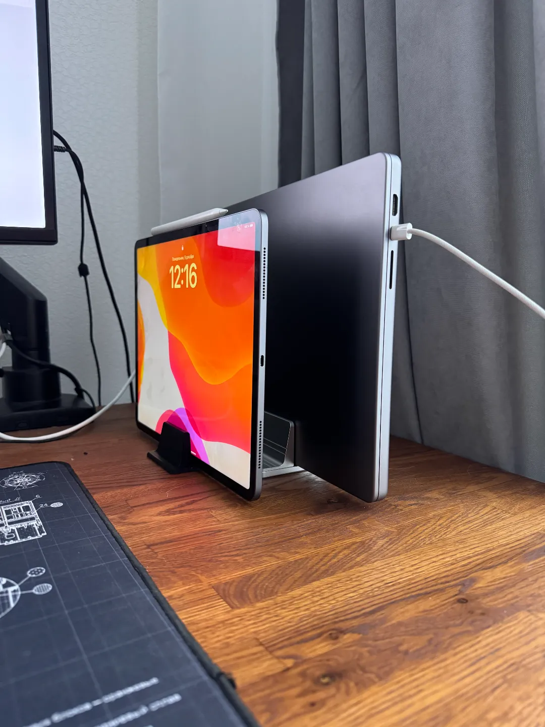 Simple iPad vertical stand, photo 2 of 4 - Simple iPad vertical stand Hobby & DIY