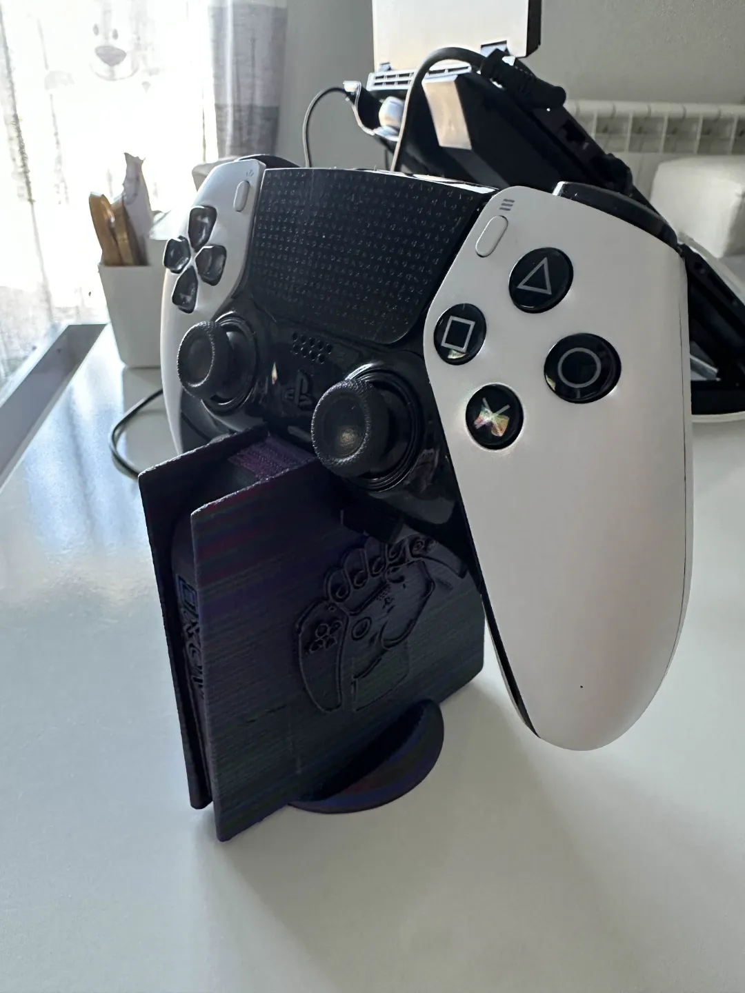soporte para controller con forma de ps5, photo 3 of 4 - soporte para controller con forma de ps5 Mobile & Device Accessories