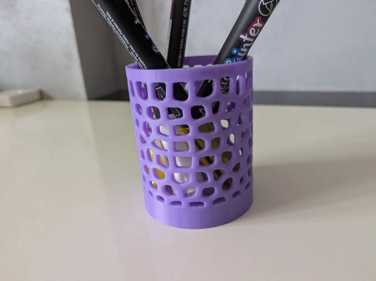 Voronoi pen holder