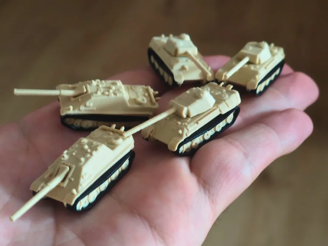Miniature Panzerkampfwagen IV Panther tanks