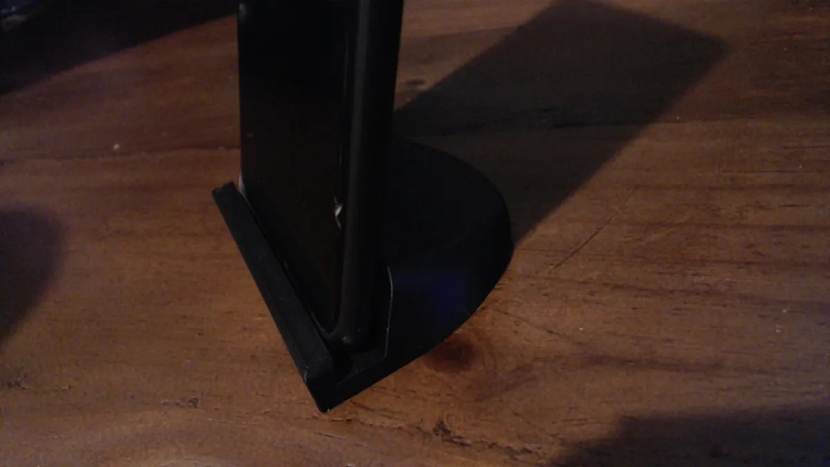 Sleek simple phone dock, photo 2 of 4 - Sleek simple phone dock Mobile & Device Accessories