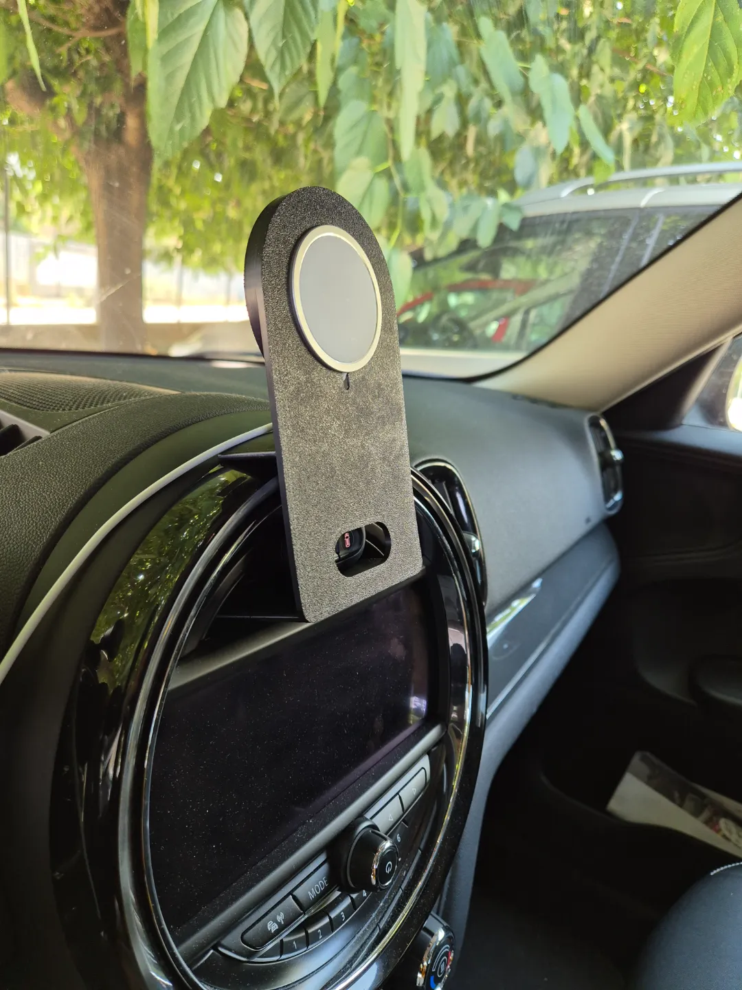 Magsafe Car Holder Mini Countryman, photo 2 of 4 - Magsafe Car Holder Mini Countryman Tools