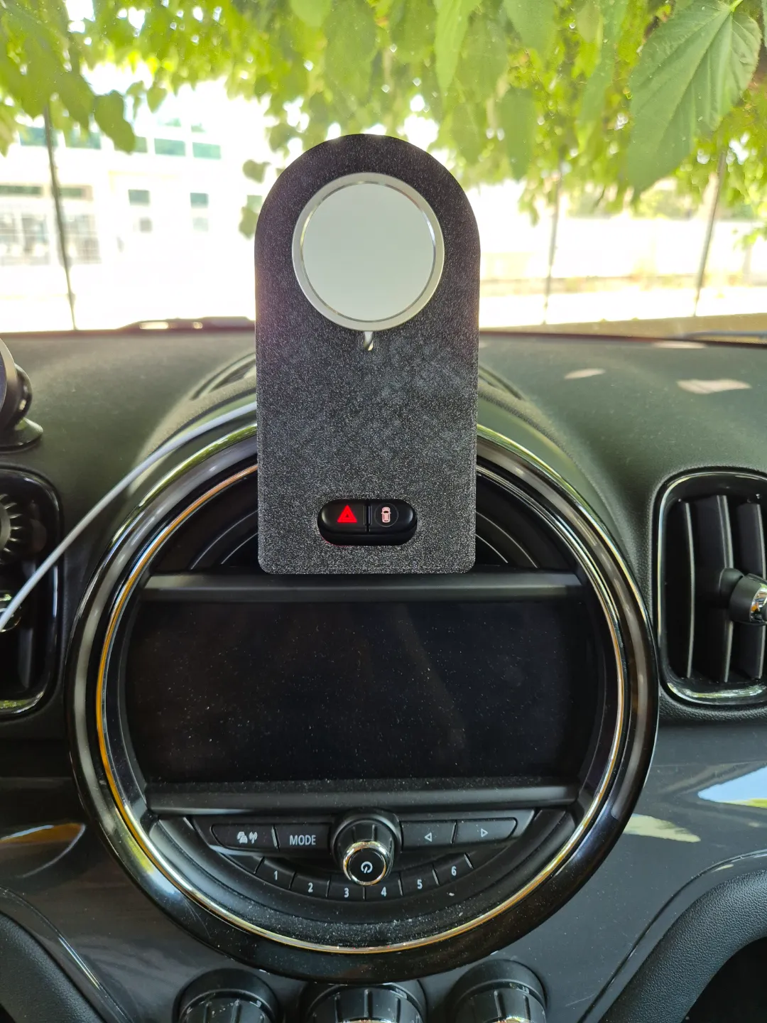 Magsafe Car Holder Mini Countryman, photo 3 of 4 - Magsafe Car Holder Mini Countryman Tools