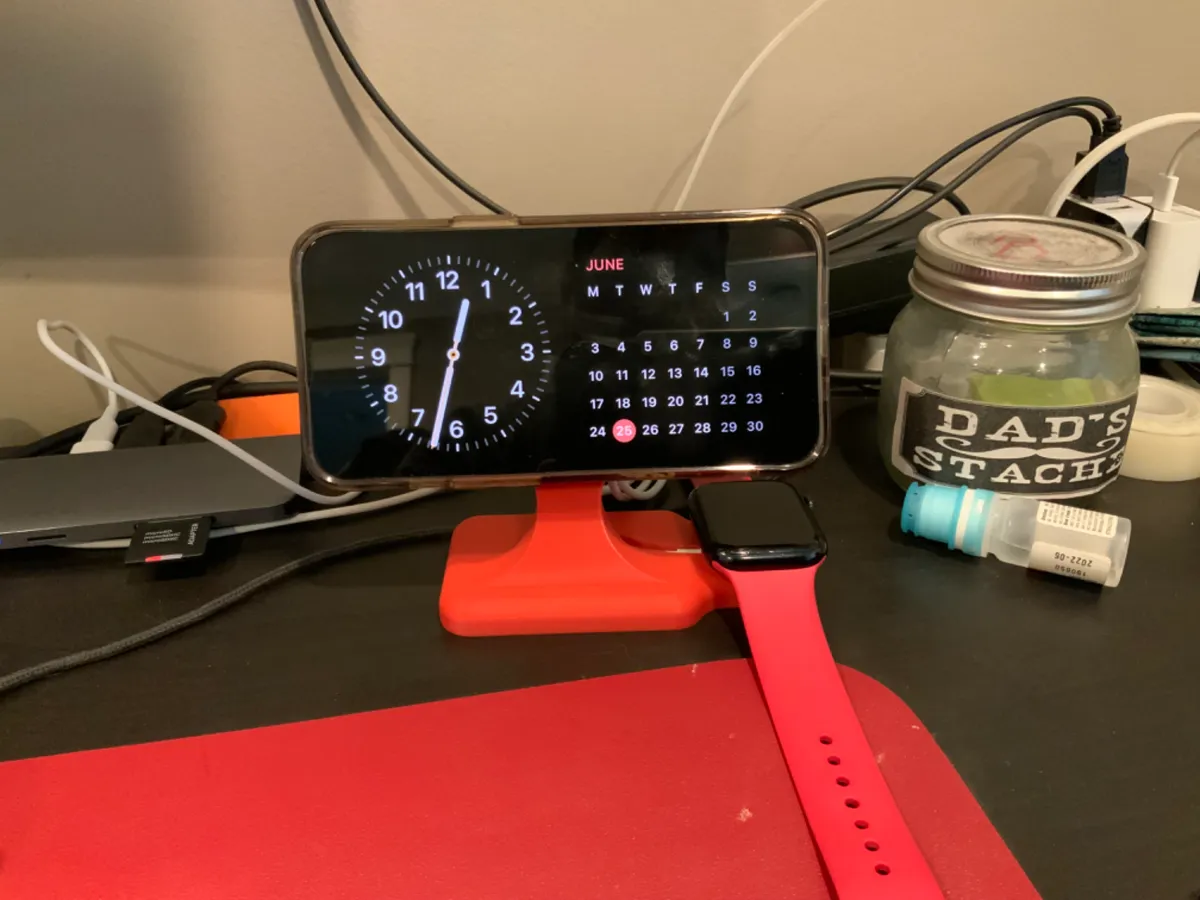 Charging stand for iPhone and Apple Watch, photo 3 of 4 - Charging stand for iPhone and Apple Watch Household